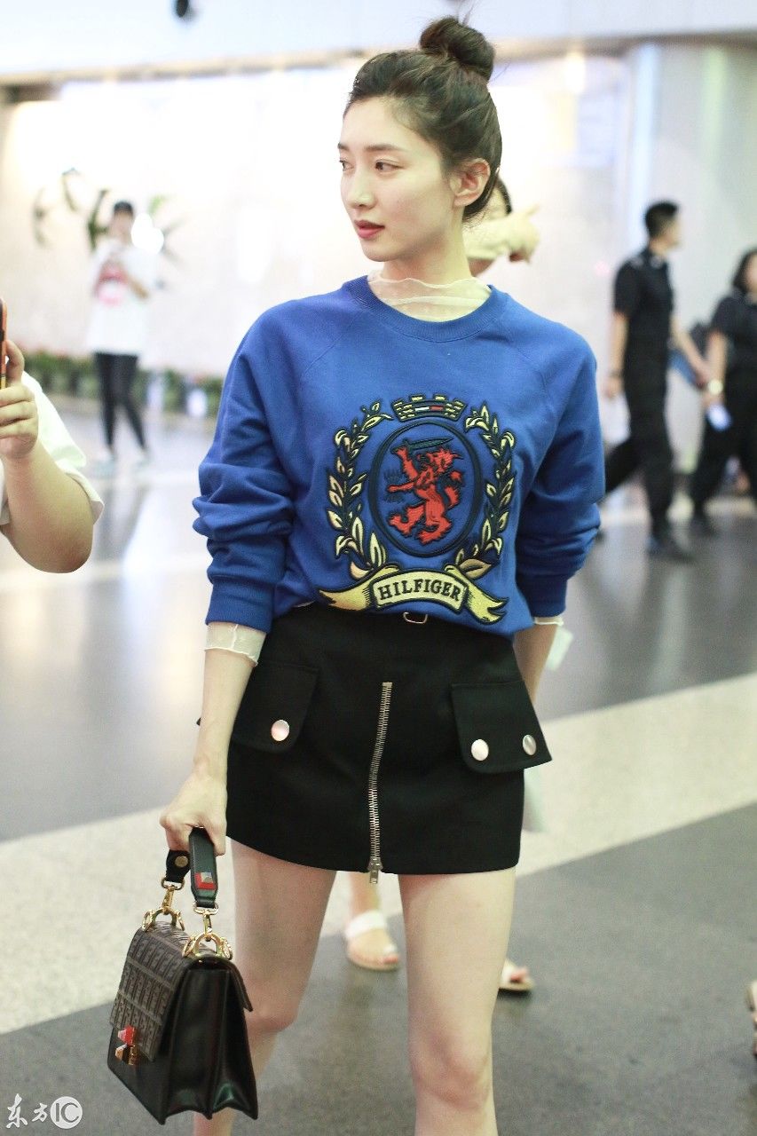 江疏影蓝色上衣搭配短裙现身机场，挡不住的淑女气质!