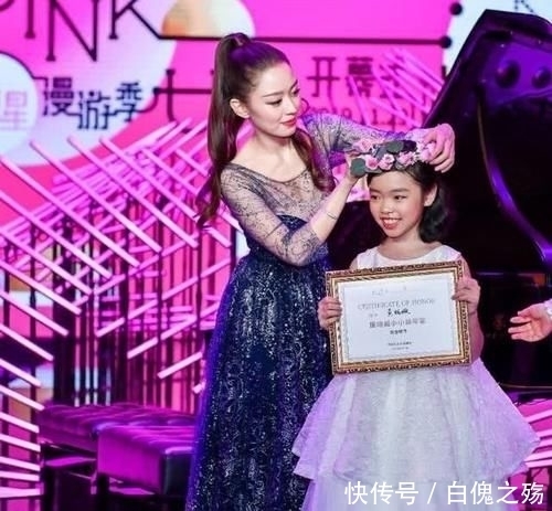 台上还@郎朗老婆台下也很气质,一条普通的睡裙,被她穿出婀娜身材!