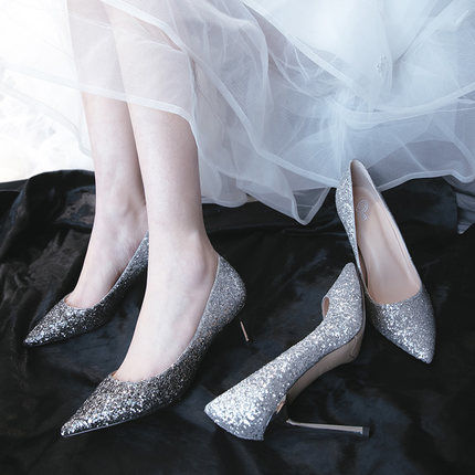 闺蜜结婚穿了这样的“亮片”高跟鞋，璀璨夺目，瞬间吸引全场目光