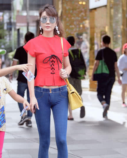 气质小姐姐紧身裤裹出饱满圆润臀线，顺滑的线条感不留一丝折痕