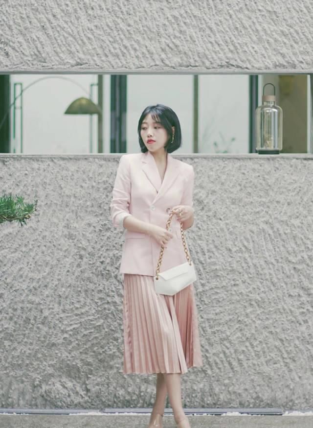  #小仙女们#职场西装遇见少女百褶裙，演绎干练的独特时尚范