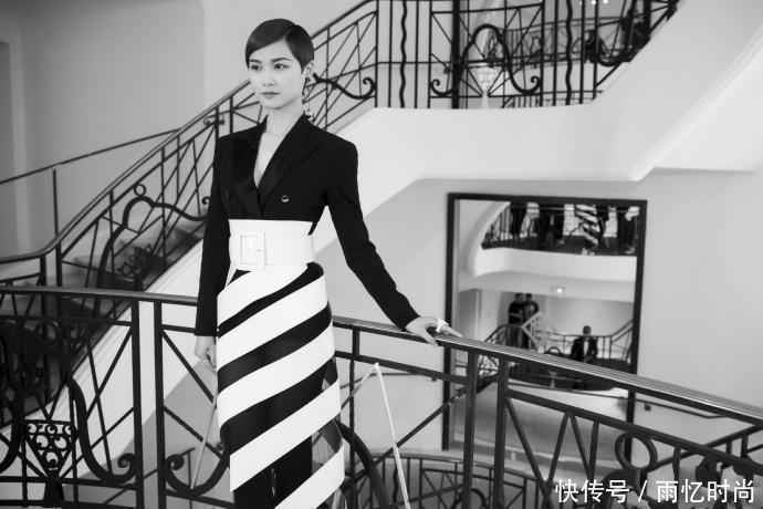 李宇春这条裙子穿的真高级, 里面黑丝袜都看到了, 网友: 欣赏不来