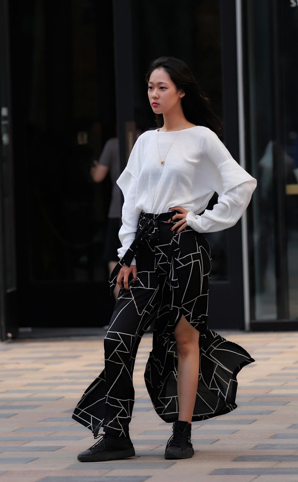 路人街拍，没有丑女人不做懒女人，越简单越时尚!