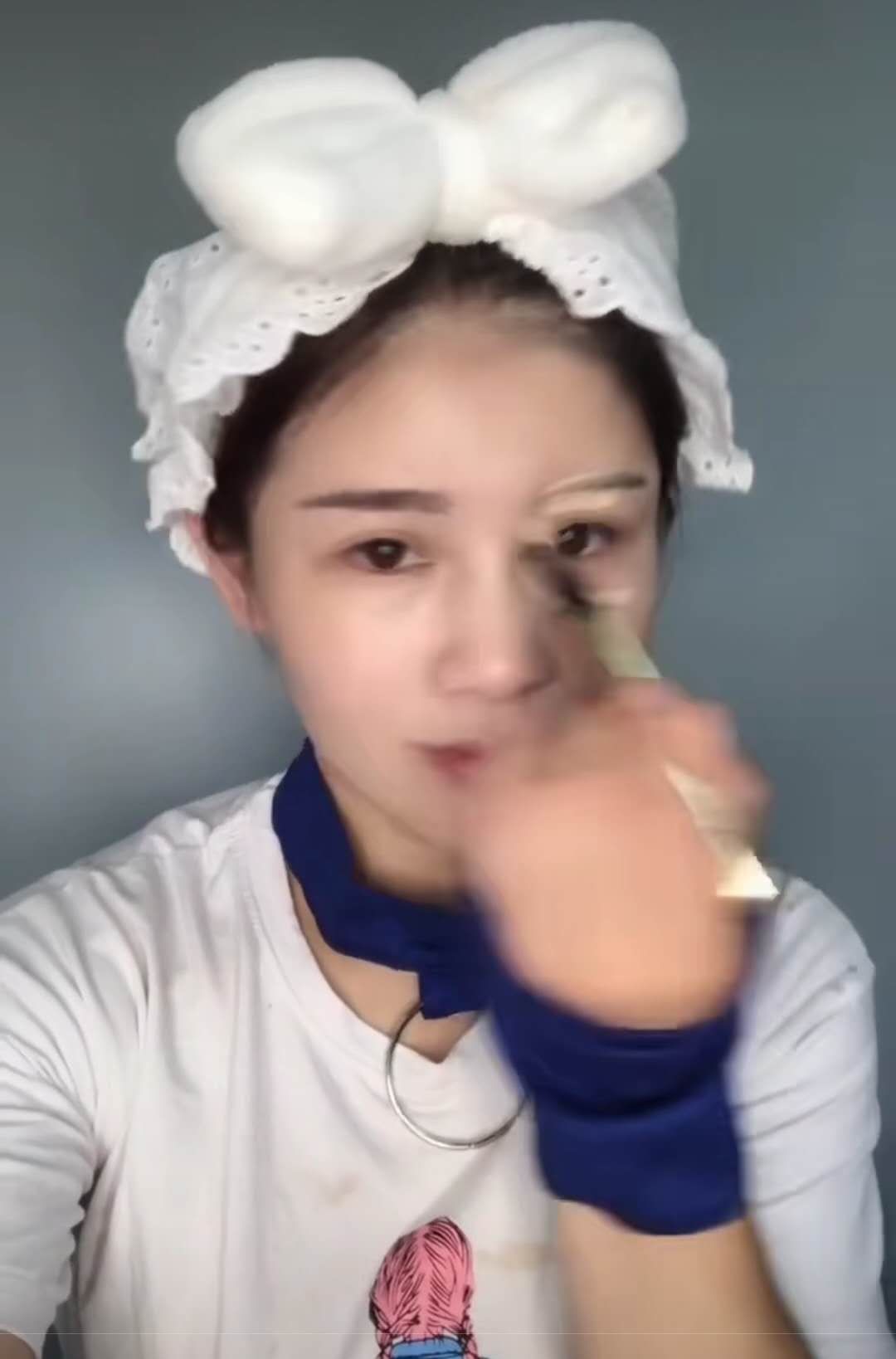 女孩皮肤黝黑，很不起眼，化妆后秒变夜店女王!