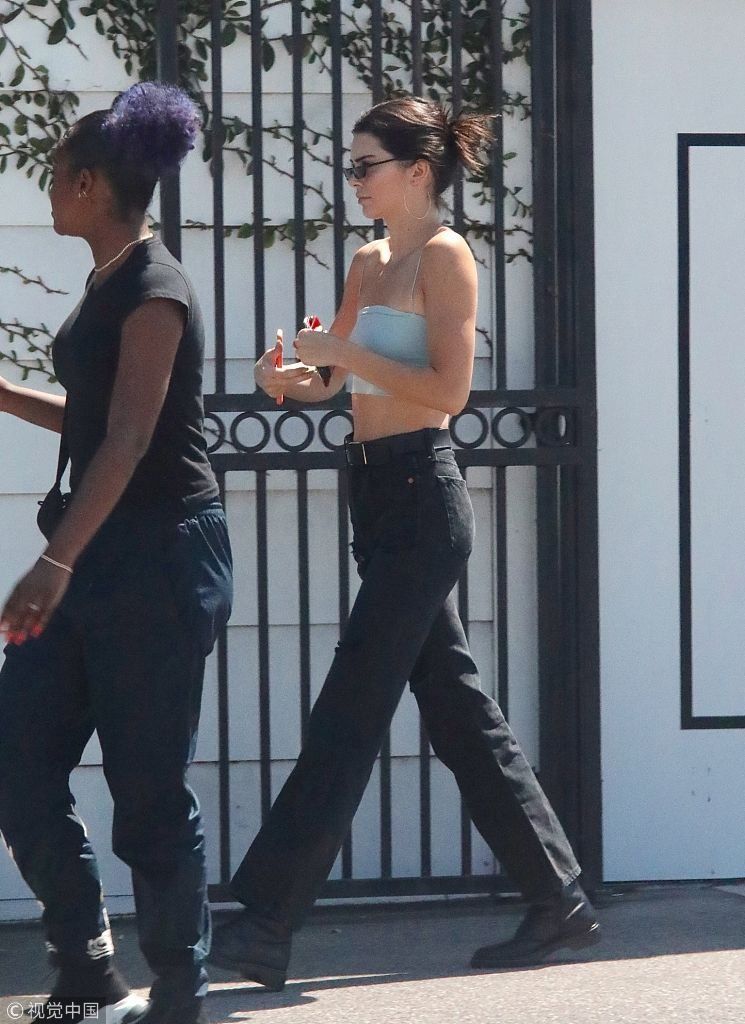 肯达尔詹娜与闺蜜外出扫货仅穿抹胸 香肩和大长腿齐飞惹人注目