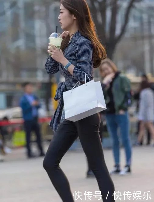 清纯小姐姐衬衫搭配紧身裤，全身散发不羁的韵味十分迷人，吸睛无