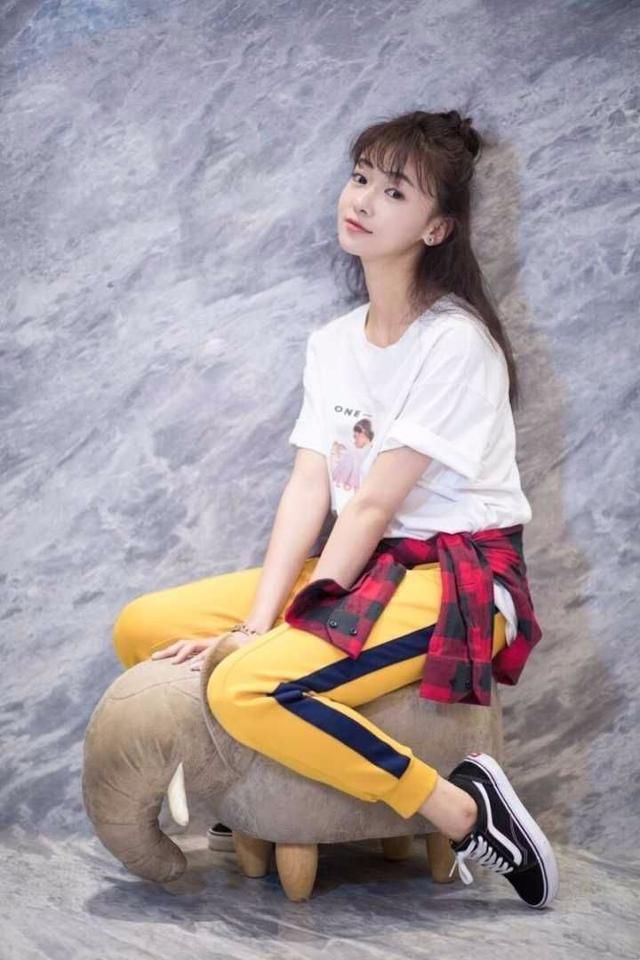 吴谨言的穿搭简直是简约派的代表，不仅随性休闲，时尚感也爆棚！