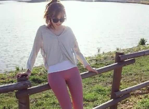 弹力十足的打底裤天生显瘦，看看她的时尚穿搭，美吗