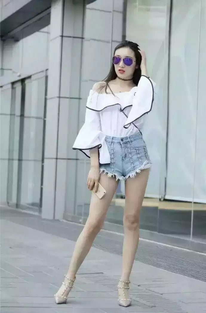 素人街拍: 身材好的女人穿的单调, 也显得高调