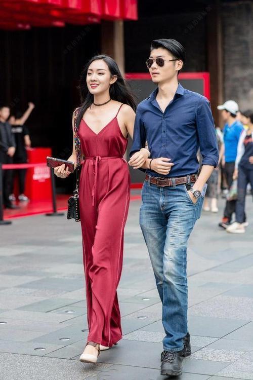 街拍：花容月貌的打底裤小姐姐女人味十足，令人赏心悦目！