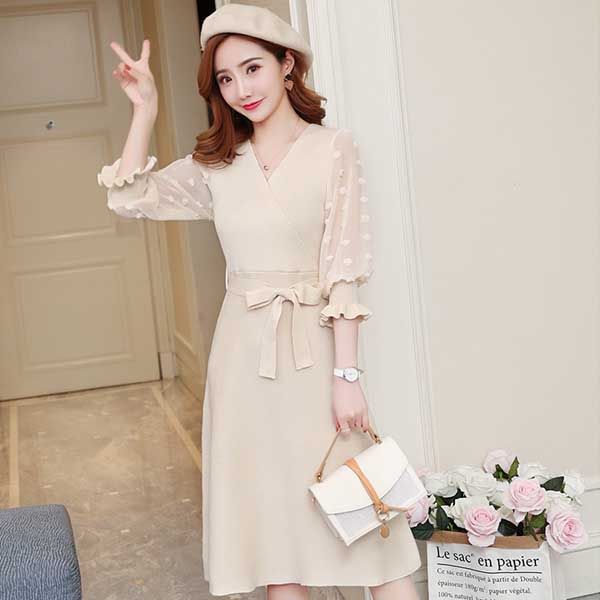 初秋的到来有几分凉意，这样的职场秋装连衣裙，漂亮又不会冷