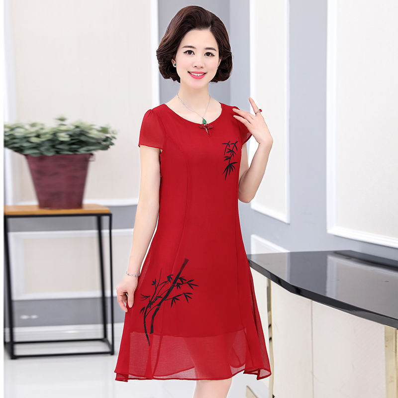 50岁的妈妈，裤子都扔了!就穿这雪纺连衣裙，洋气超显气质