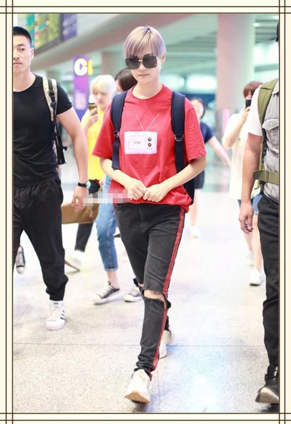 看了周笔畅的黑色牛仔裤，再看看李宇春，果然是没对比就没伤害啊