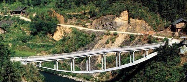 中国有一个桥梁在桥墩悬空下30年依然没有倒，这是什么桥