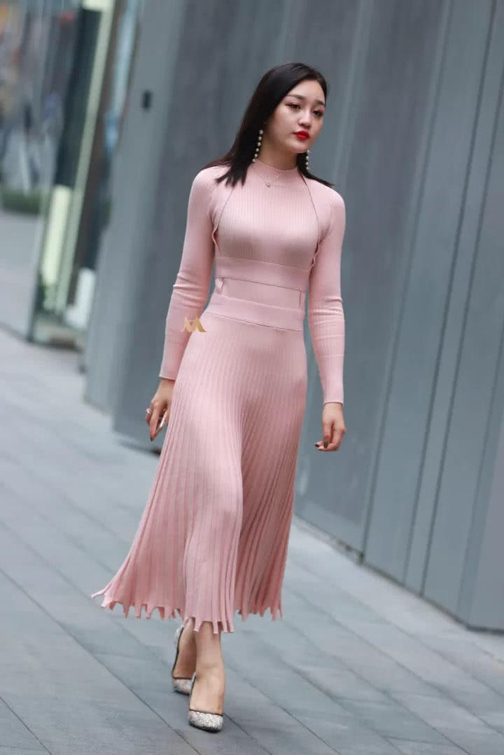 一个迷人的背影，一位身姿迷人的粉色连衣裙靓女