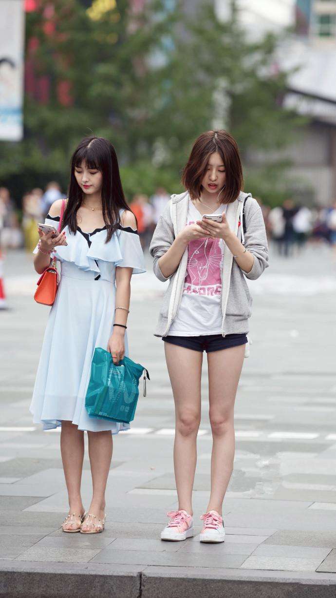 成都街拍, 风景虽好人更美, 美女穿搭休闲窈窕身材更引人注目欣赏