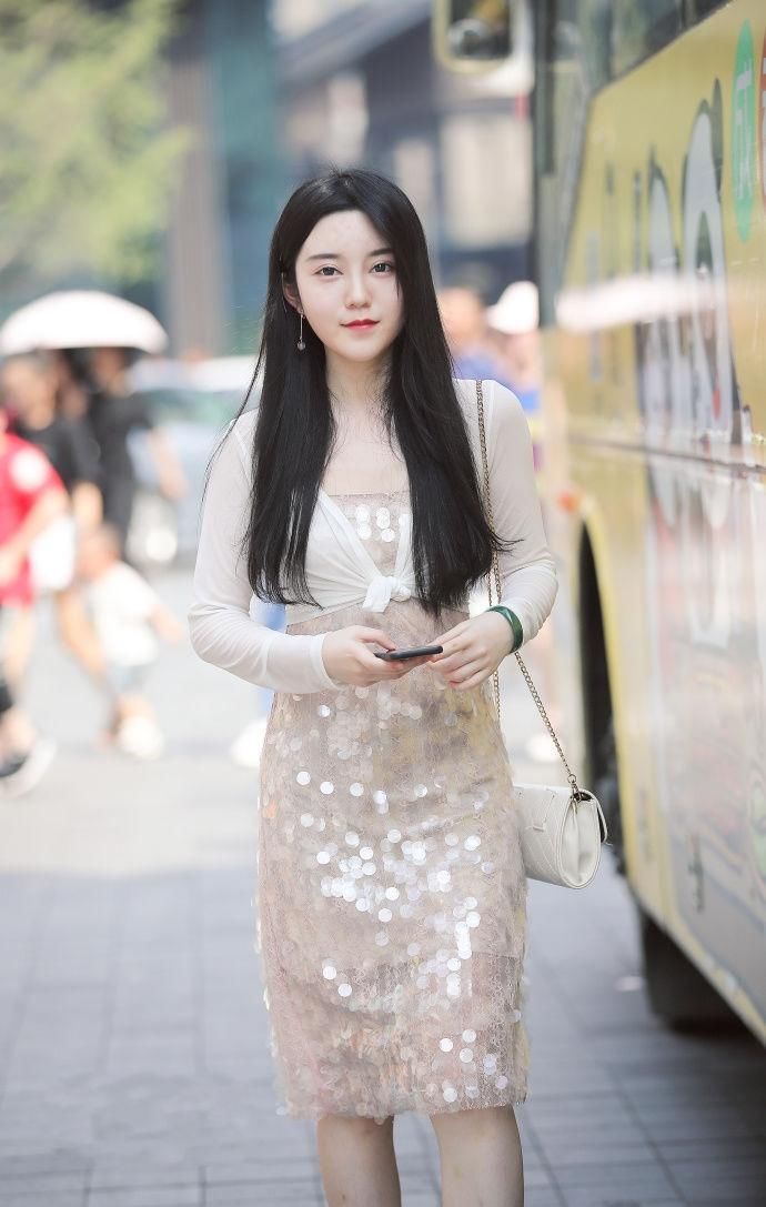 街拍 美女拥有比例完美的长腿 蛇皮纹短裙 让姐姐时尚感十足!