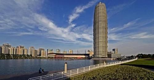  『大比拼』中部第二大城市大比拼，长沙和郑州GDP超万亿，未来谁能脱颖而出