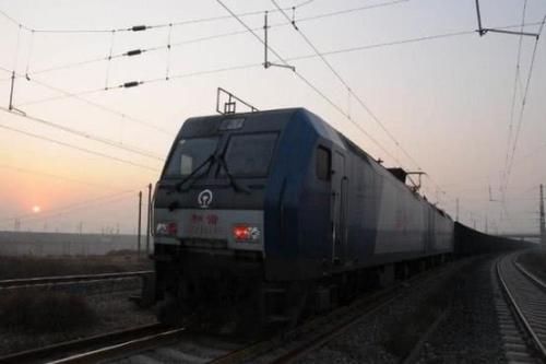  被誉为|中国最长的火车，重达2万吨长2.6公里，司机被誉为“国宝