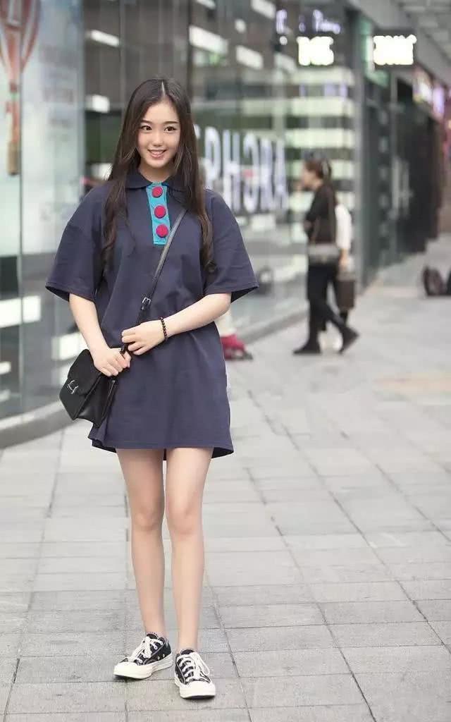 街拍:穿着明亮又凉快的小姐姐,凸显邻家女孩儿的乖巧形象!