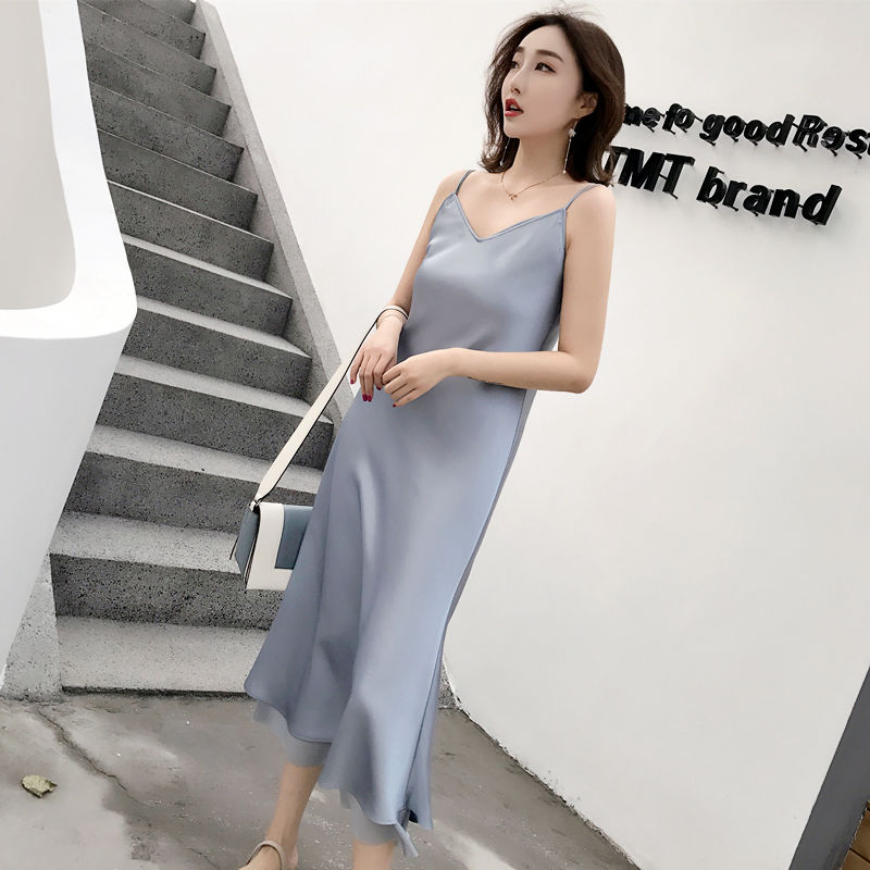 小个子就爱穿连衣裙，透着清凉感的吊带裙，模样更清新