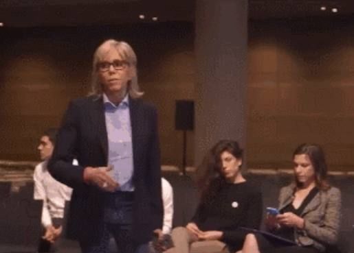 法国第一夫人粉嫩登场，穿衣扮嫩遭吐槽，满脸皱纹不服老!