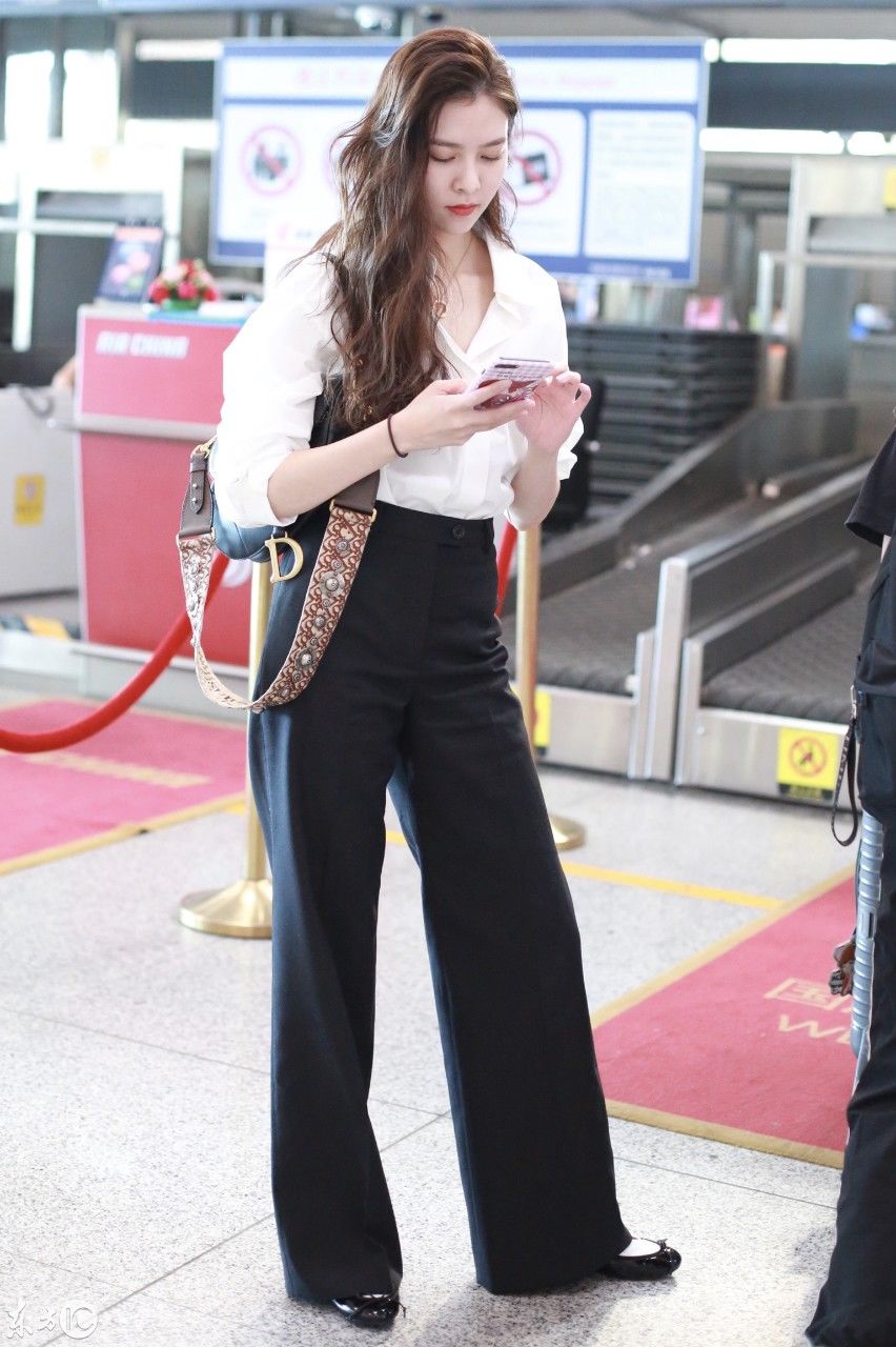 宋妍霏穿白色衬衣搭配黑色阔腿裤现身机场，皮肤白皙秀大长腿
