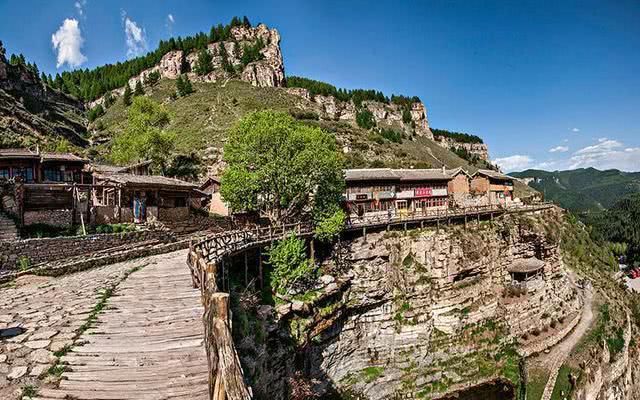 山西一胜境，村子建在峭壁间，好似空中楼阁，走街道上好似走钢丝