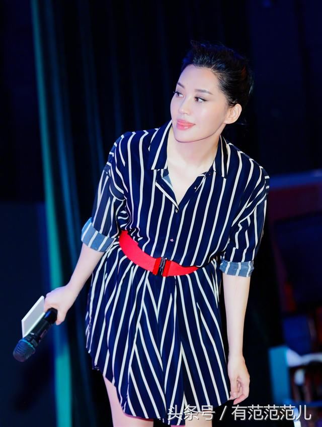 49岁许晴好拼，全身上下只穿一件衬衫出席活动，网友：只有29岁吧