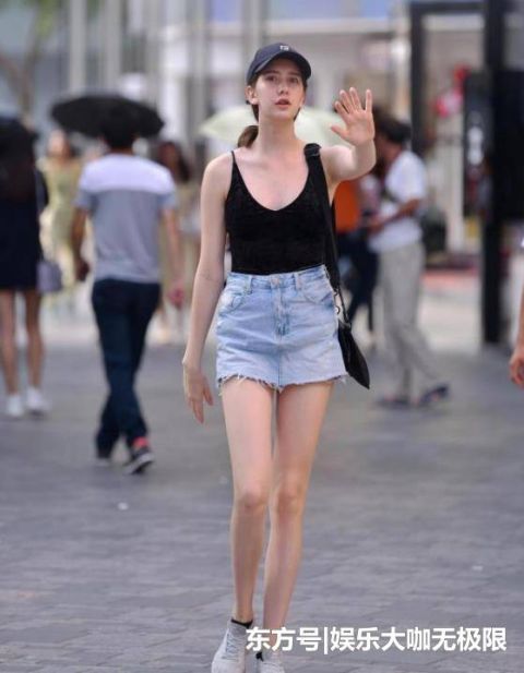  『气质』街拍：丹唇外朗的美女，一件红色上衣配白色长裙，时尚女神气质美