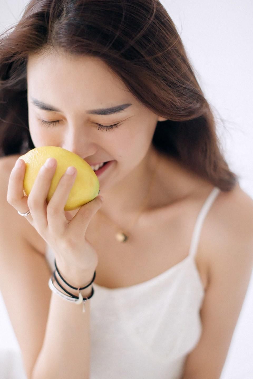 风情美女尤物吊带睡衣美女写真