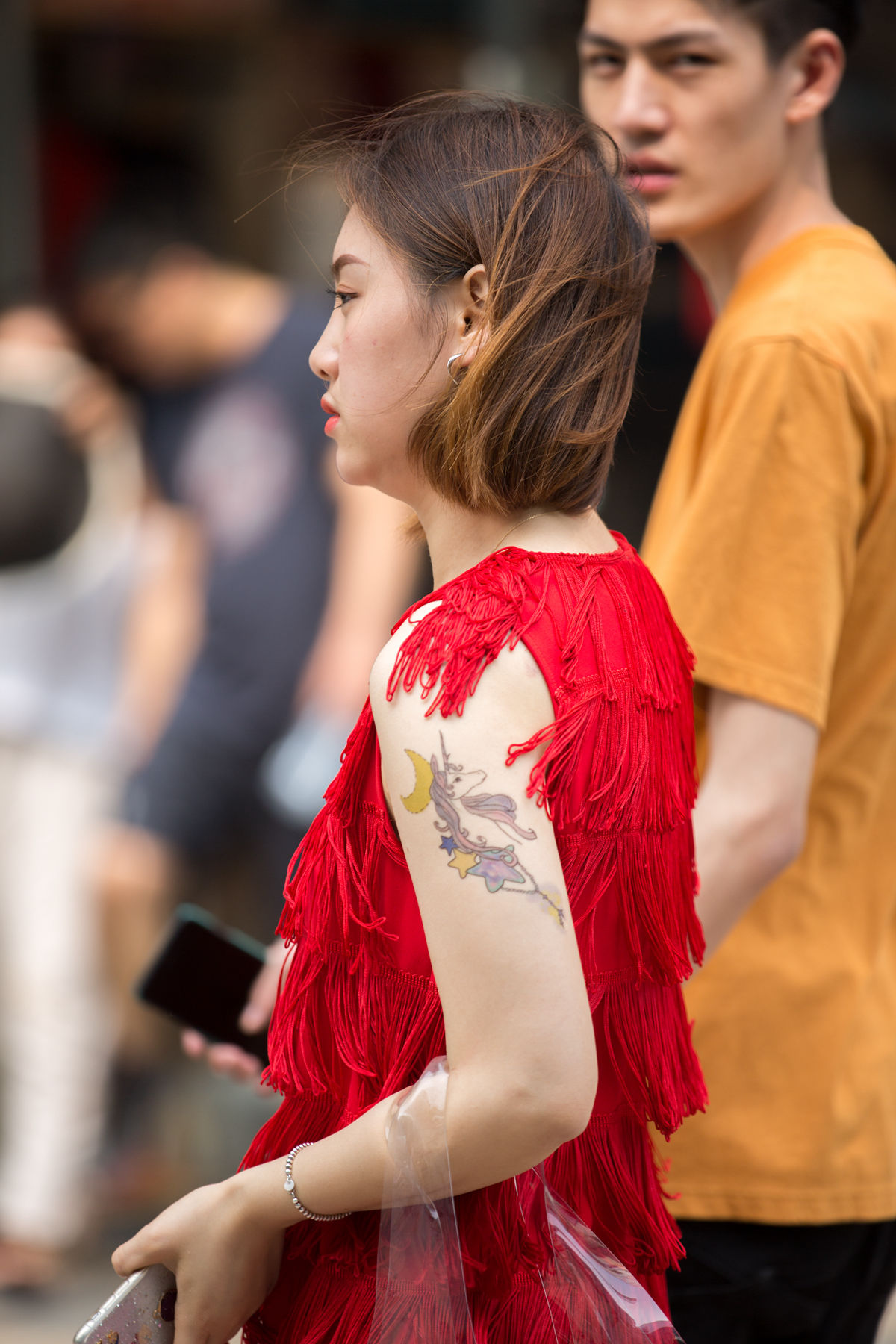 三里屯街拍美女,纹身悄然成为穿搭配饰!网友:我又out了啦?