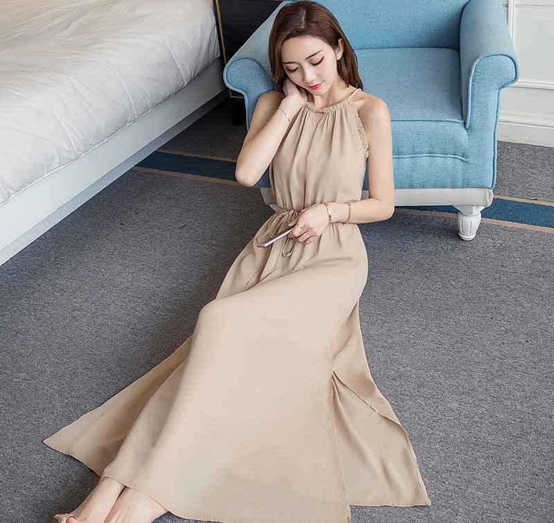 女人上海边穿比基尼?太傻!瞧瞧下图女人，沙滩裙魅力四射