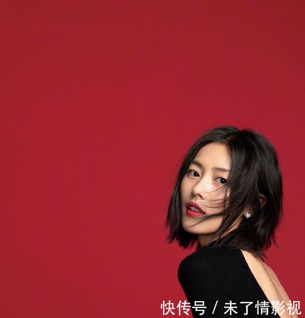 刘雯真不愧是超模,背一个“机器人包包”走机场,简直时髦炸了!