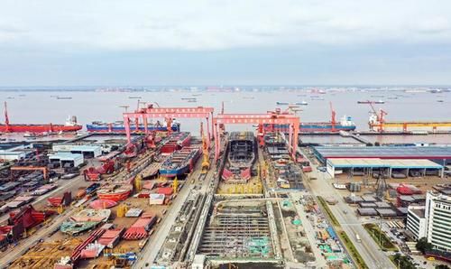  船坞：740米，亚洲第一长的船坞在上海建造中，能满足两艘10万吨