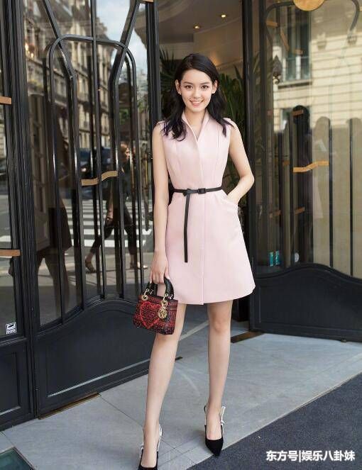 杨颖和文咏珊的合体?18岁混血女星李诗颖，穿粉裙高贵气质亮眼