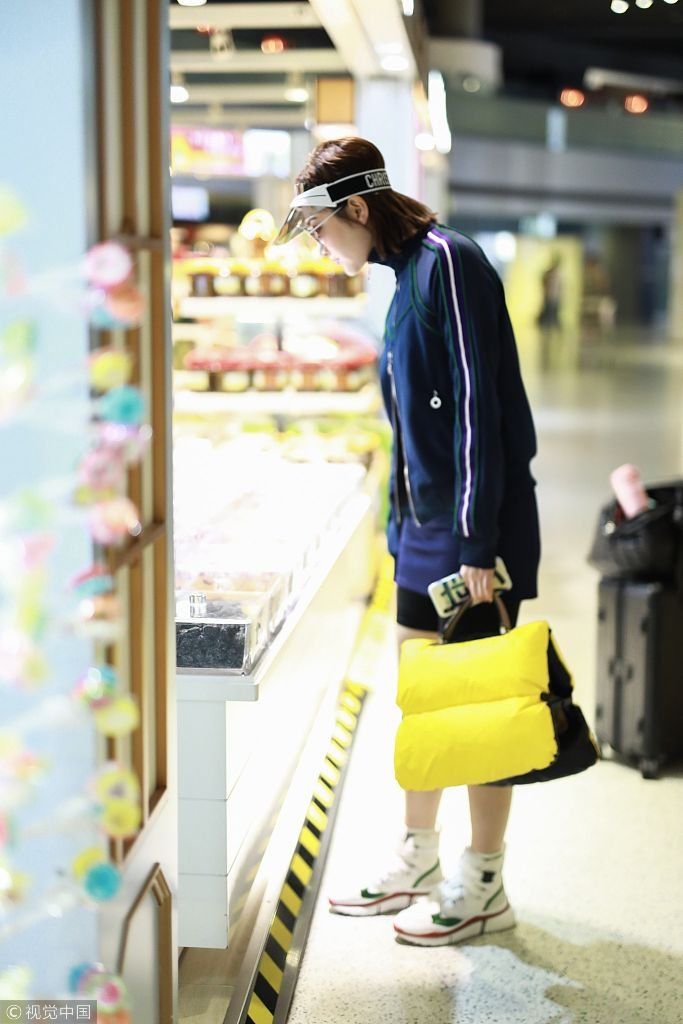 张继科搭配的？景甜戴遮阳帽给包套马甲 包臀裙配打底裤造型一言