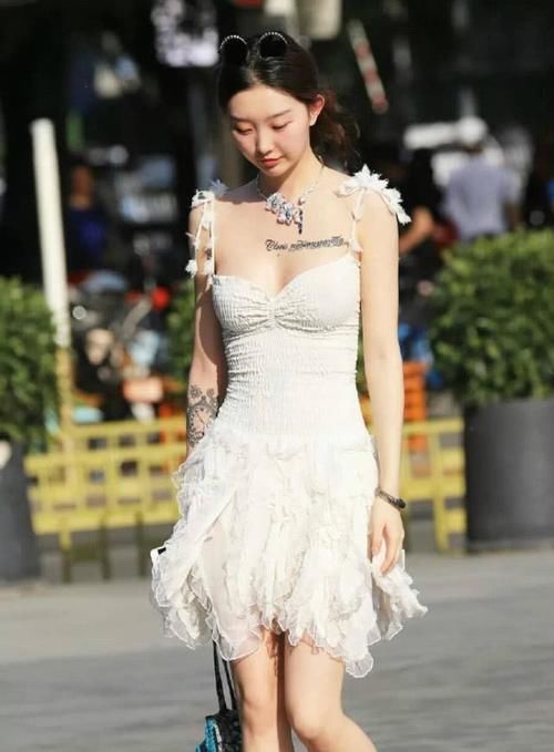  [小姐姐们]经典白沙裙配墨镜“挂头” 完美公主风 让人自信又美丽