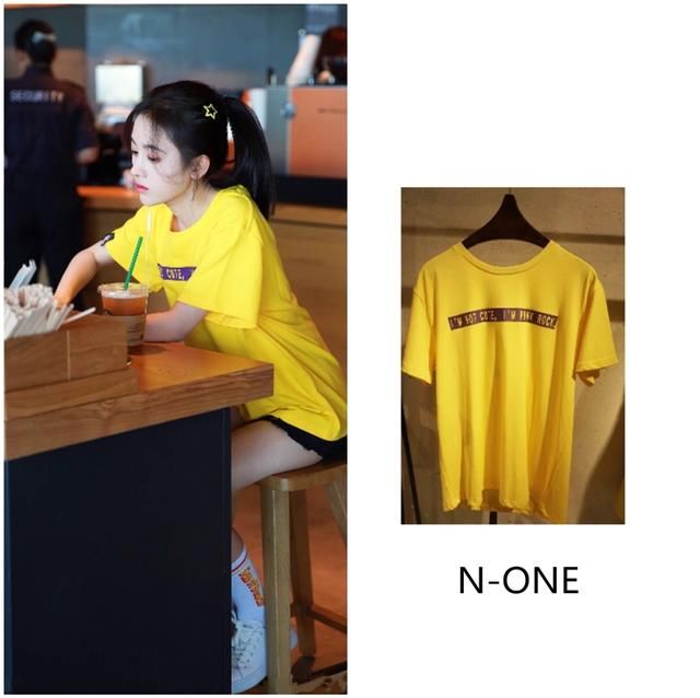 沈月鞠婧祎机场同穿黄色T恤牛仔短裤，网友：一个美女一个村姑！