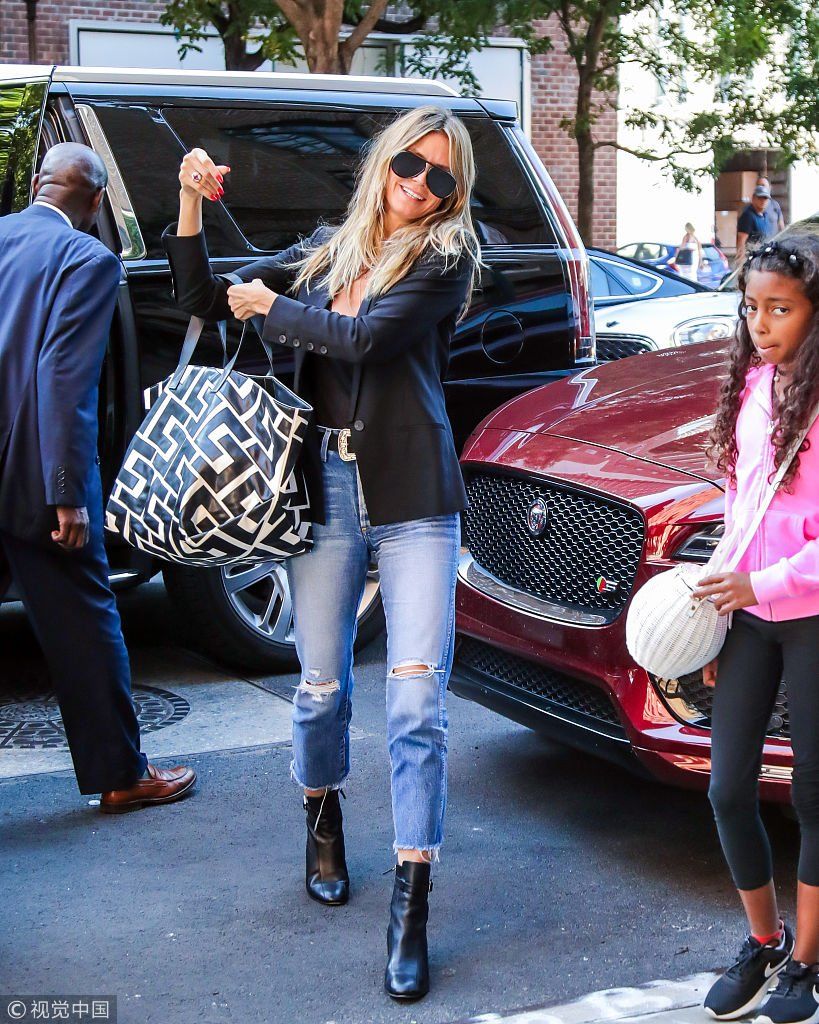 海蒂克鲁姆穿透视装若现内衣玩性感 牵手女儿机场“走秀”齐展逆