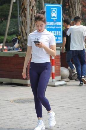 普通身材的普通修身牛仔裤搭配，不华丽却风采怡人！