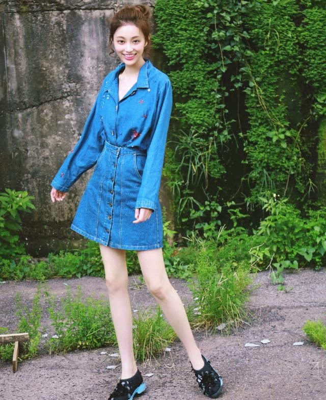 盖玥希穿热裤秀“超模腿”，却配加大版“儿童鞋”，居然被圈粉！