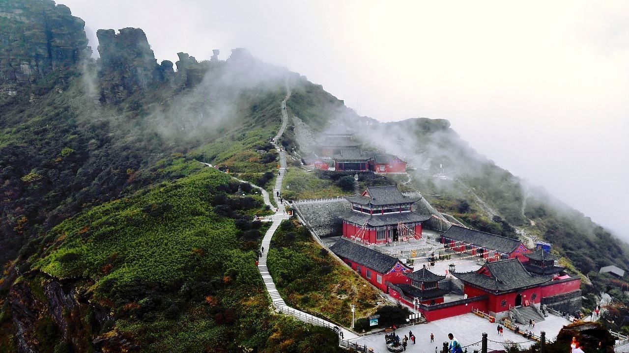  [时常]世界最高的寺庙，横跨2572米的山峰上，时常受到佛光“照拂”