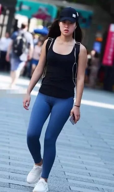 青春萌妹子蓝色紧身裤勾勒完美弧线，靓丽又阳光