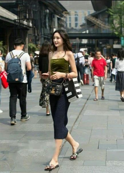 街拍：穿着裙子出门的靓丽小姐姐，光鲜亮丽气质迷人！