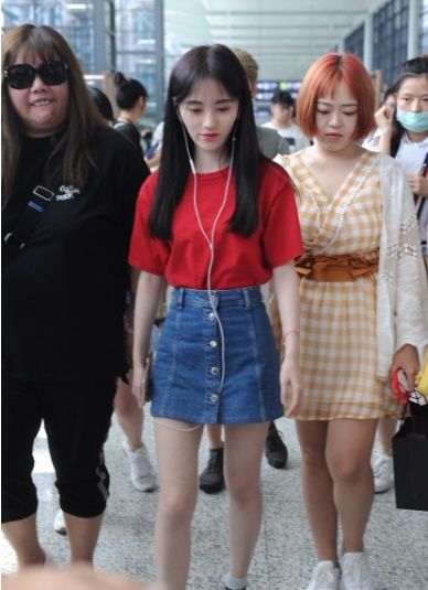 鞠婧祎穿这么瘦裙子还硬要把T恤塞进去，网友:这腰我服!