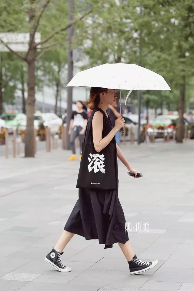 成都街拍,小黑裙这么穿最时髦!