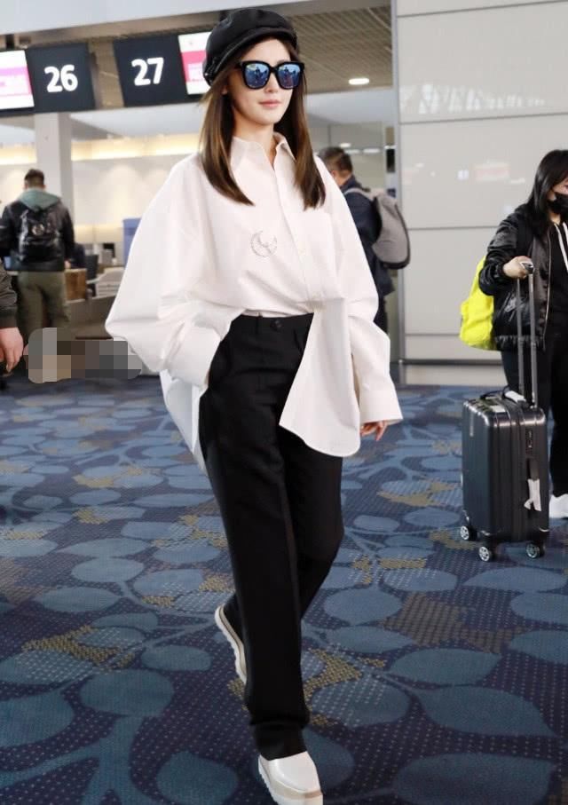 张天爱穿健美裤露小蛮腰走机场，没想到凹大衣用力过猛，网友:不