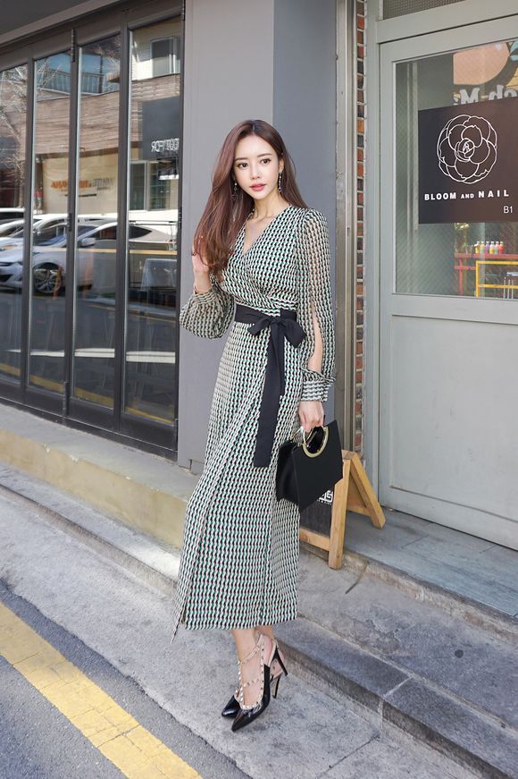 女神孙允珠，果绿流萤麻花串色丝绸长礼裙