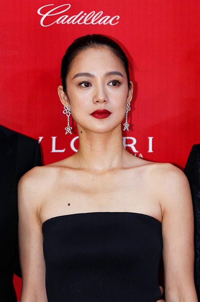 39岁周韵又现身秒杀网友了，简洁风穿出高级美，姜文真的好眼光！